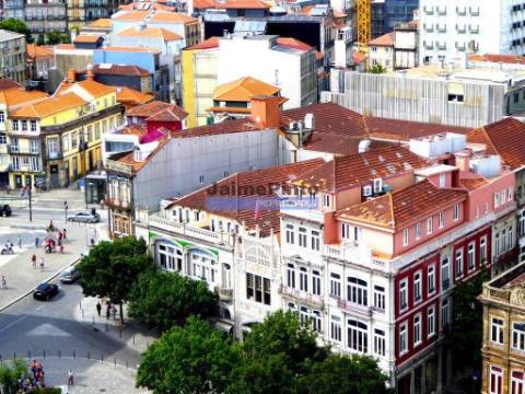 Edifício, Prédio devoluto para reabilitar, centro do Porto. Portugal, Baixa do Porto.