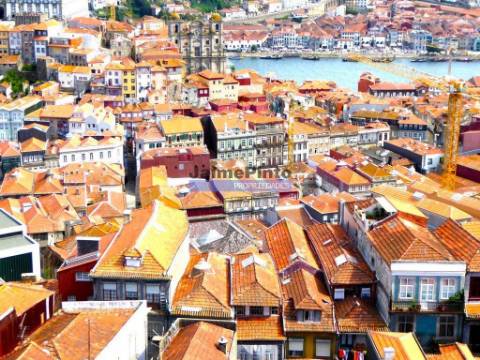 Edifício, Prédio devoluto para reabilitar, centro do Porto. Portugal, Baixa do Porto.
