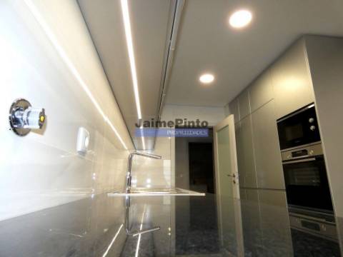 Apartamento T3 moderno, novo, em zona elegante. Portugal, Porto.