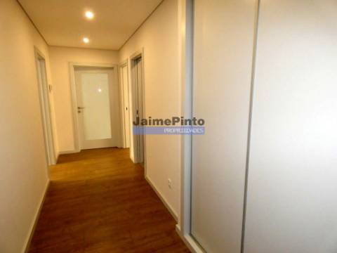 Apartamento T3 moderno, novo, em zona elegante. Portugal, Porto.