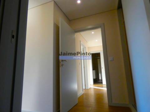 Apartamento T3 moderno, novo, em zona elegante. Portugal, Porto.