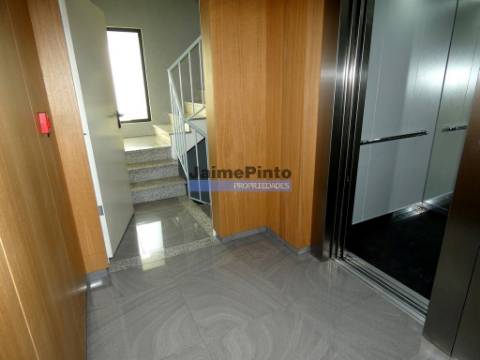 Apartamento T3 moderno, novo, em zona elegante. Portugal, Porto.