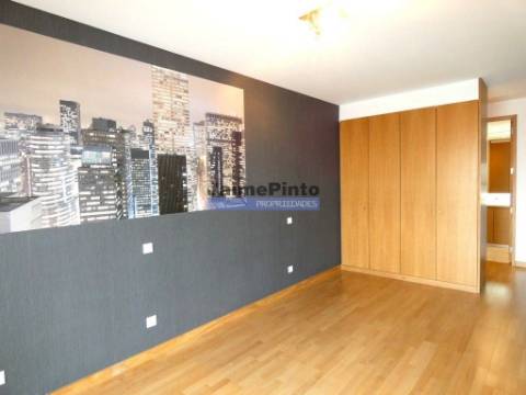 Apartamento excecional, último piso, T3 + 1. Portugal, Lisboa, São Domingos de Benfica.