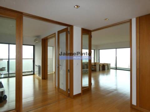 Apartamento excecional, último piso, T3 + 1. Portugal, Lisboa, São Domingos de Benfica.