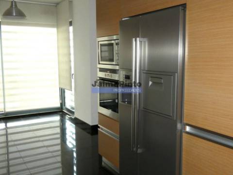Apartamento excecional, último piso, T3 + 1. Portugal, Lisboa, São Domingos de Benfica.