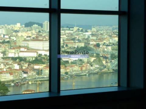 Escritório de 160m2, no 9º piso, arrenda-se, no Candal. Portugal, Porto, V. N. de Gaia.