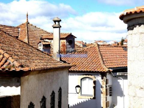 Ruína e terreno para construção de edifício de R/chão e 3 pisos, TURISMO. Portugal, VILA FLOR.