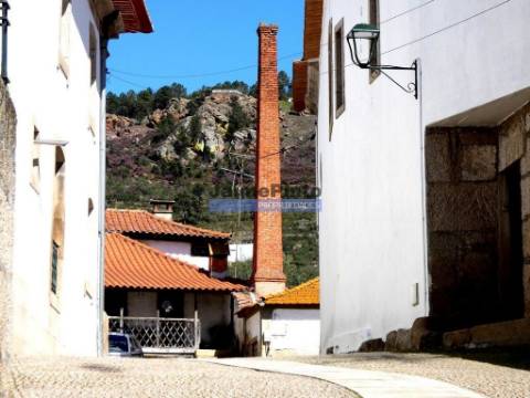 Ruína e terreno para construção de edifício de R/chão e 3 pisos, TURISMO. Portugal, VILA FLOR.