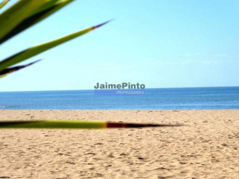 Terreno Urbano para Apartamentos e Hotel. Portugal, Portimão, Algarve.