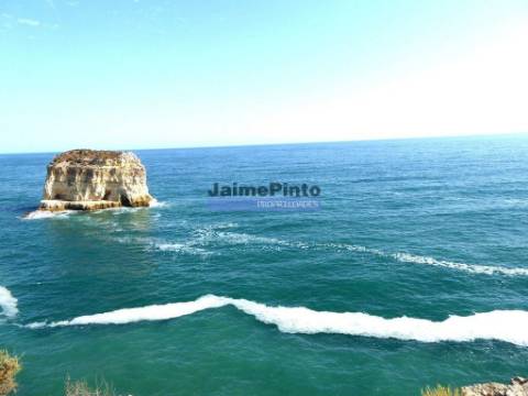 Terreno Urbano para Apartamentos e Hotel. Portugal, Portimão, Algarve.