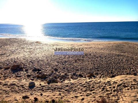 Terreno Urbano para Apartamentos e Hotel. Portugal, Portimão, Algarve.