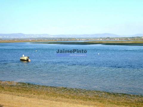 Terreno Urbano para Apartamentos e Hotel. Portugal, Portimão, Algarve.