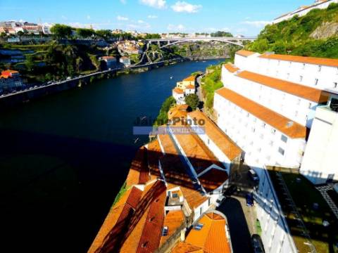 Terreno Urbano para edificação de edifícios de Apartamentos. Portugal, Porto, V. N. de Gaia.