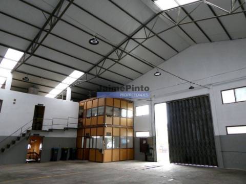 Arrenda-se Armazém de 450m2, em Canelas. Portugal, Vila Nova de Gaia.