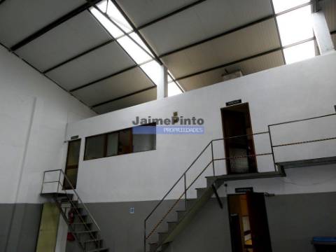 Arrenda-se Armazém de 450m2, em Canelas. Portugal, Vila Nova de Gaia.