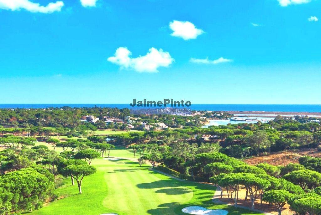 VIVENDA em local privilegiado em VALE do LOBO. Portugal, ALGARVE.