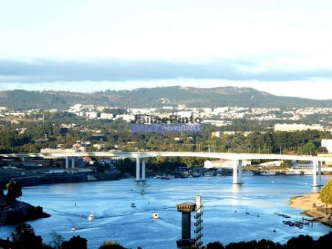 Apartamento T2, área de 70m2 + 20m2, em construção. Portugal, Campanhã, Porto.