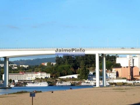 Apartamento T2, área de 70m2 + 20m2, em construção. Portugal, Campanhã, Porto.