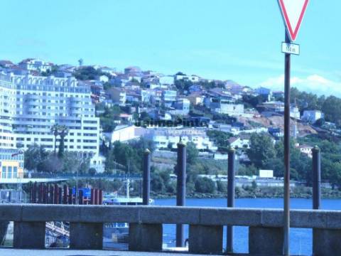 Apartamento T2, área de 70m2 + 20m2, em construção. Portugal, Campanhã, Porto.