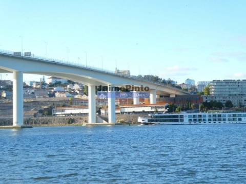 Apartamento T2, área de 70m2 + 20m2, em construção. Portugal, Campanhã, Porto.