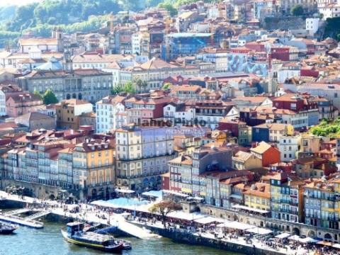 Excelente apartamento T2, com varanda e 2 lugares de garagem. Portugal, Porto.