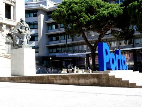 Excelente apartamento T2, com varanda e 2 lugares de garagem. Portugal, Porto.