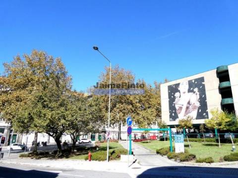 Excelente apartamento T2, com varanda e 2 lugares de garagem. Portugal, Porto.