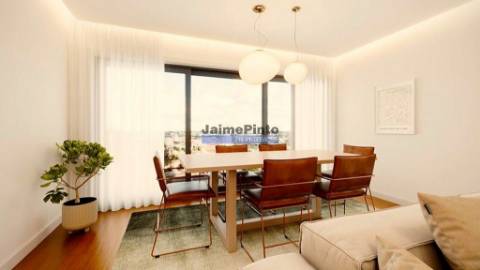 Excelente apartamento T2, com varanda e 2 lugares de garagem. Portugal, Porto.