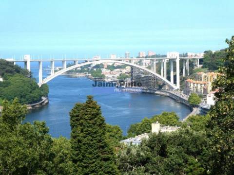 Excelente apartamento T2, com varanda e 2 lugares de garagem. Portugal, Porto.