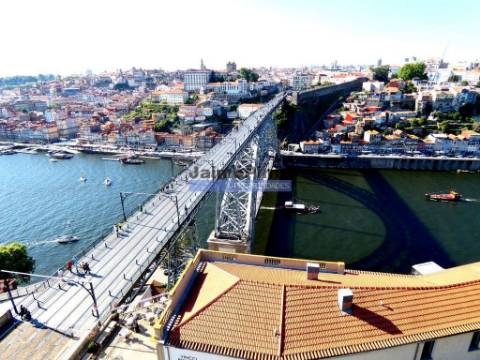 Excelente apartamento T2, com varanda e 2 lugares de garagem. Portugal, Porto.