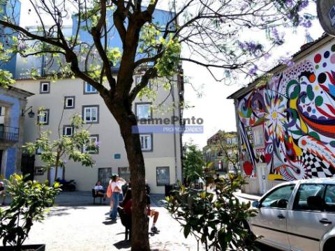 Excelente apartamento T2, com varanda e 2 lugares de garagem. Portugal, Porto.