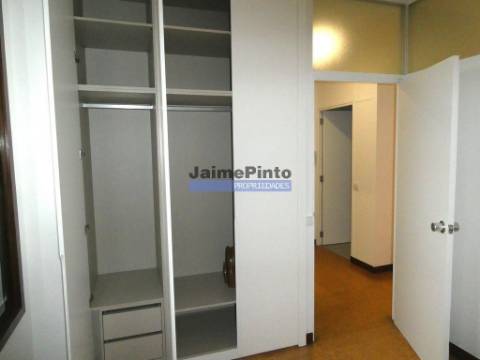 Apartamento T0 + 1, na Av. da República. Portugal, Porto, V. N. Gaia.