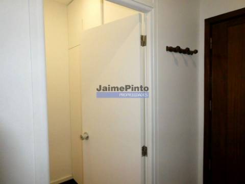 Apartamento T0 + 1, na Av. da República. Portugal, Porto, V. N. Gaia.