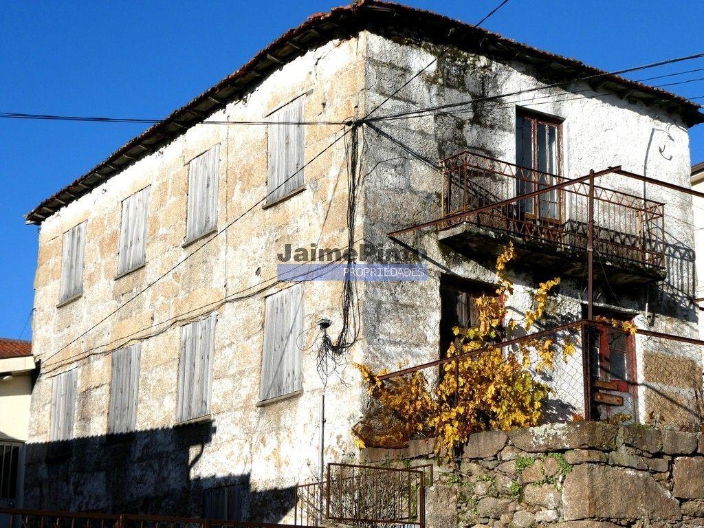 Casas em Ruína contiguadas na Zona Histórica de Vidago. Portugal, Chaves, Vidago.