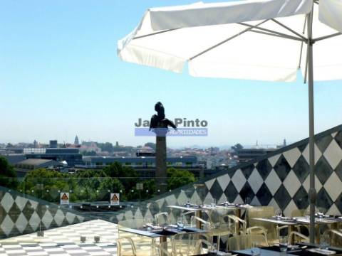 Loja 385m2 com 2 L.G., próx. Rotunda da Boavista. Portugal, Porto.