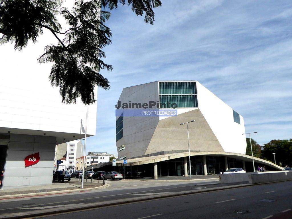 Loja 385m2 com 2 L.G., próx. Rotunda da Boavista. Portugal, Porto.