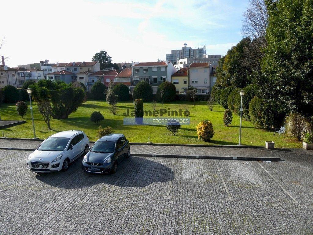 Loja 385m2 com 2 L.G., próx. Rotunda da Boavista. Portugal, Porto.