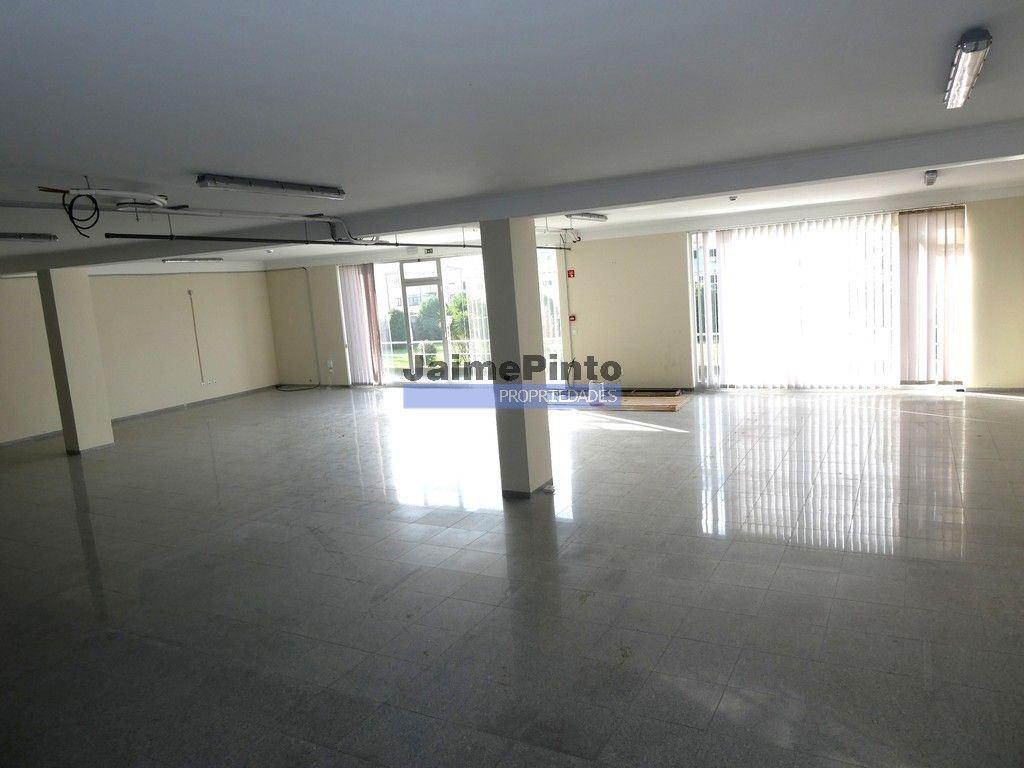 Loja 385m2 com 2 L.G., próx. Rotunda da Boavista. Portugal, Porto.