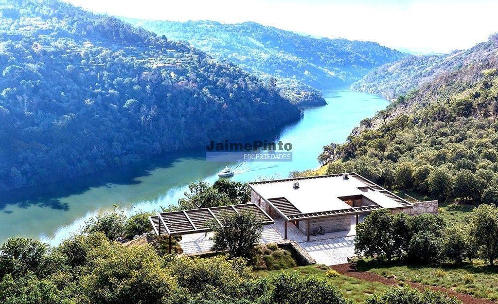 Quinta mini e Ruína, ampla vista rio Douro. Portugal, Norte, Porto, Baião.