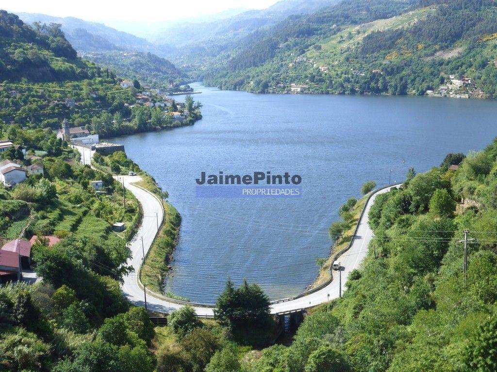 Quinta mini e Ruína, ampla vista rio Douro. Portugal, Norte, Porto, Baião.