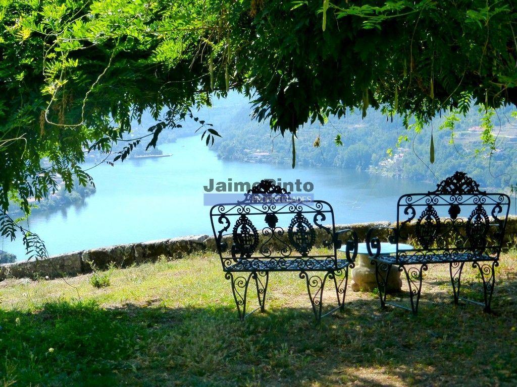 Quinta mini e Ruína, ampla vista rio Douro. Portugal, Norte, Porto, Baião.