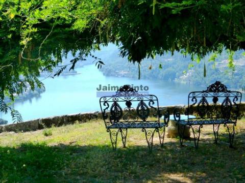 Quinta mini e Ruína, ampla vista rio Douro. Portugal, Norte, Porto, Baião.