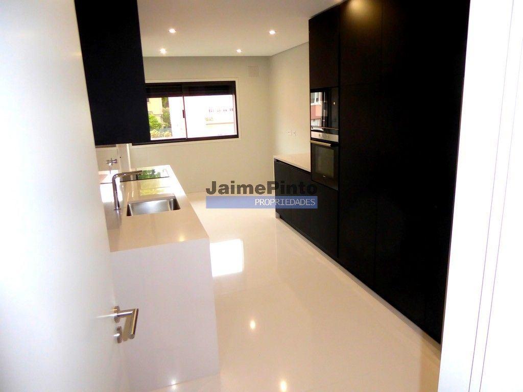 Apartamento de excelência T3 com varanda. Portugal, Nevogilde, Porto.