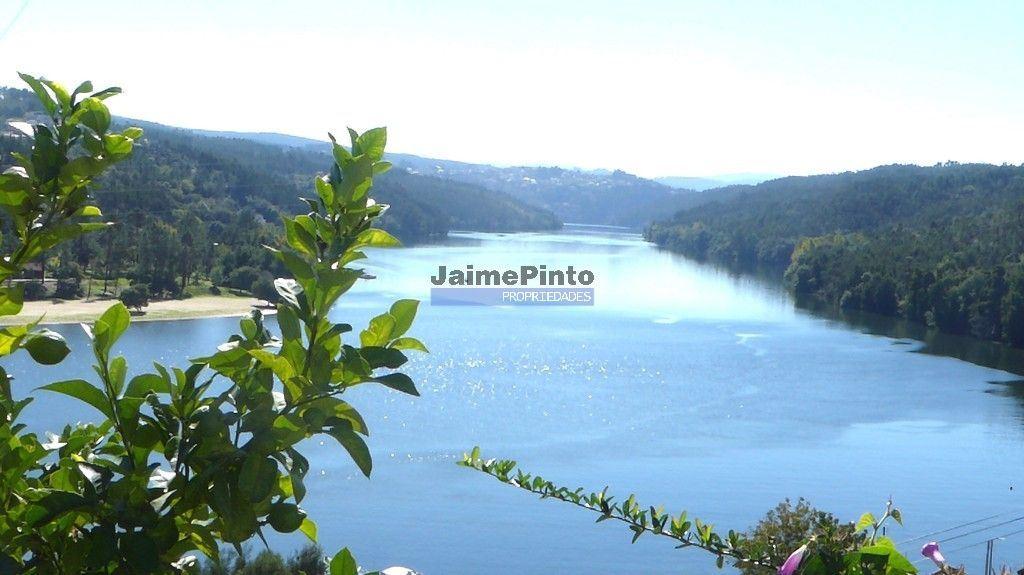 Terreno 40.500m2 vizinho ao rio Douro. Portugal, Porto, Penafiel, Entre-os-Rios.