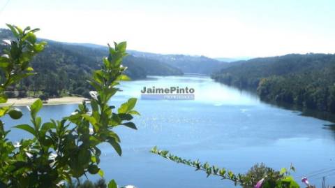Terreno 40.500m2 vizinho ao rio Douro. Portugal, Porto, Penafiel, Entre-os-Rios.