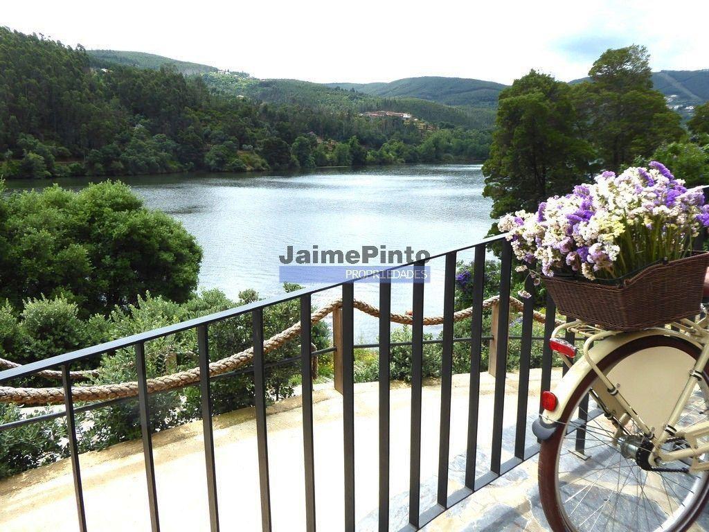 Terreno 40.500m2 vizinho ao rio Douro. Portugal, Porto, Penafiel, Entre-os-Rios.