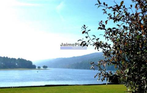 Terreno 40.500m2 vizinho ao rio Douro. Portugal, Porto, Penafiel, Entre-os-Rios.