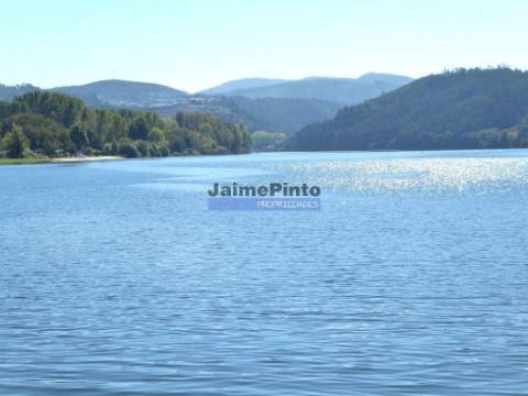 Terreno 40.500m2 vizinho ao rio Douro. Portugal, Porto, Penafiel, Entre-os-Rios.