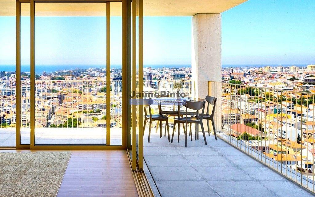Apartamento, Último Piso, T4, de excelência, à RTP. Portugal, Vila Nova de Gaia.