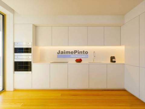 Apartamento, Último Piso, T4, de excelência, à RTP. Portugal, Vila Nova de Gaia.
